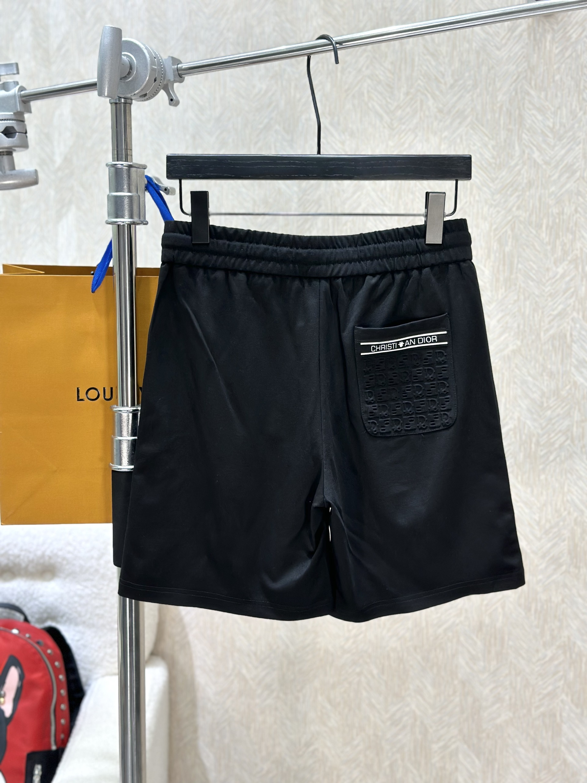 Quần short nỉ Dior CD Đen logo chữ Trắng họa tiết dập nổi túi sau Like Auth 1-1 on web VTN